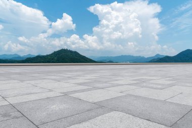 Boş Plaza Tuğlaları ve Güzel Doğal Manzara