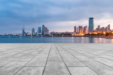 Qingdao şehir gökdelenleri boş kare döşemeleri ile