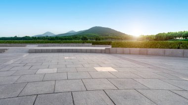 Boş Plaza Tuğlaları ve Güzel Doğal Manzara