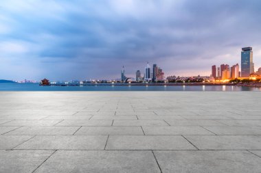 Boş kare kiremitler ve kentsel mimari manzara