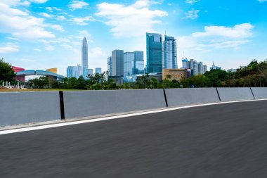 Şehir mimarisinin yol ve ufuk çizgisi