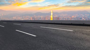 Şehrin panoramik manzarası, boş yolu