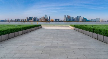 Boş kare kiremitler ve şehir binasının ufuk çizgisi