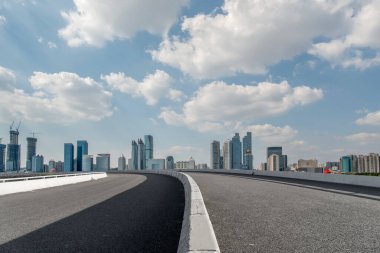 Çin 'deki modern ticari binalar boyunca boş asfalt yol. 