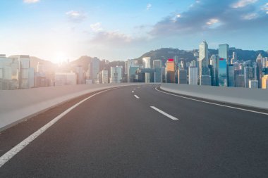 Hong Kon 'da modern şehir mimarisinin yol ve ufuk çizgisi