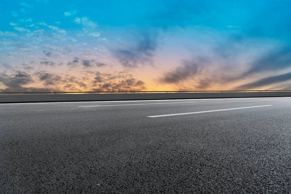Sky Highway Asphalt Road Και Όμορφο Τοπίο Ηλιοβασιλέματος Ουρανό — Φωτογραφία Αρχείου