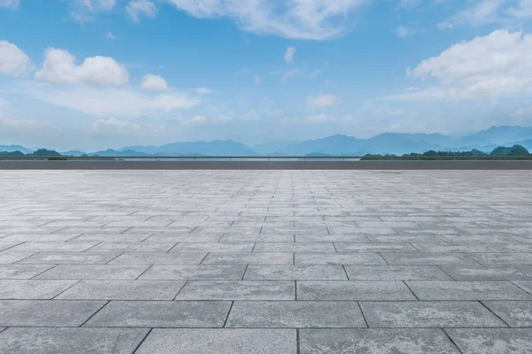 Leere Plaza Fußbodenziegel Und Schöne Naturlandschaft — Stockfoto