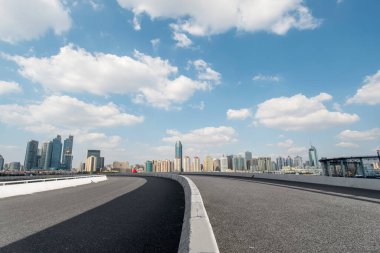 Çin 'deki modern ticari binalar boyunca boş asfalt yol. 