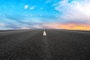 Asfalt yol ve gökyüzü