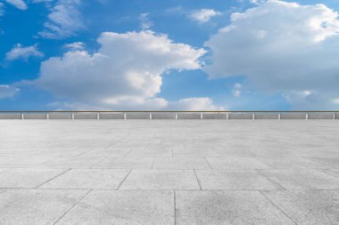 Boş karolar ve güzel gökyüzü manzarası