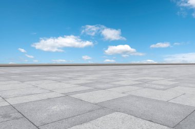 Boş karolar ve güzel gökyüzü manzarası