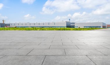 Boş kare döşemeler, modern fabrika binaları ve ambar.