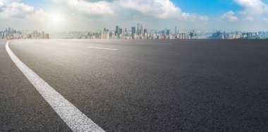 Yol kaldırımı ve Chongqing kentsel mimarisi ufuk çizgisi
