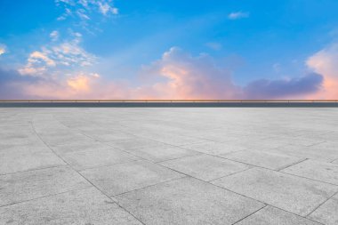 Boş karolar ve güzel gökyüzü manzarası