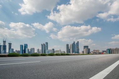 Çin 'deki modern ticari binalar boyunca boş asfalt yol. 