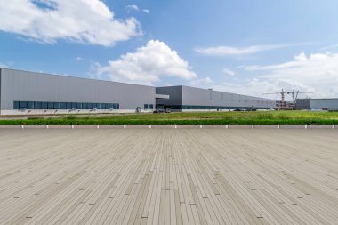 Boş kare döşemeler, modern fabrika binaları ve ambar.