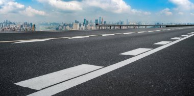 Yol kaldırımı ve Chongqing kentsel mimarisi ufuk çizgisi