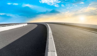 Hava yolu asfalt yol ve güzel gökyüzü manzarası
