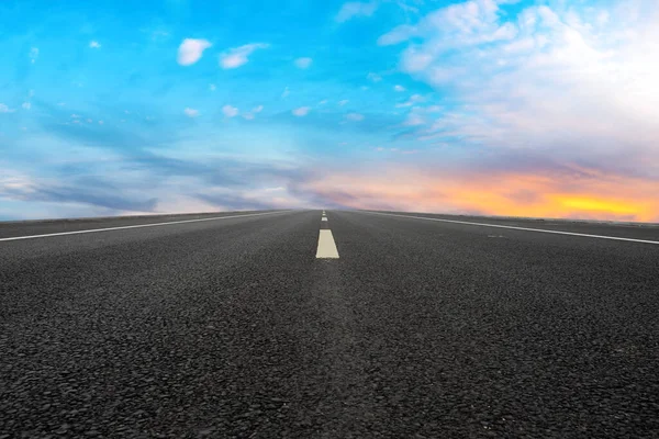 アスファルト道路と空 — ストック写真