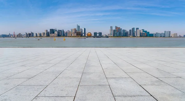 Leere Quadratische Fliesen Und Skyline Des Städtischen Gebäudes — Stockfoto