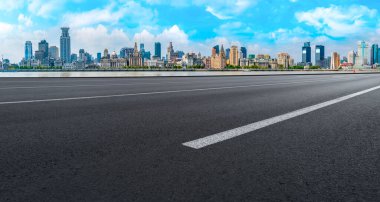 Çin 'deki modern ticari binalar boyunca boş asfalt yol. 