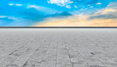 Boş Plaza Tuğlaları ve Gökyüzü Bulutu