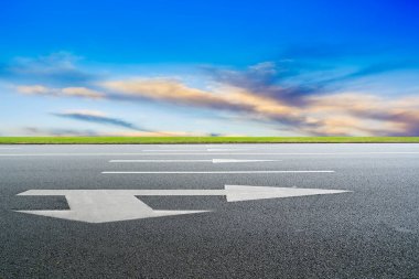 Boş otoyol asfalt yolu ve güzel gökyüzü manzarası