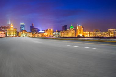 Çin 'deki modern ticari binalar boyunca boş asfalt yol 