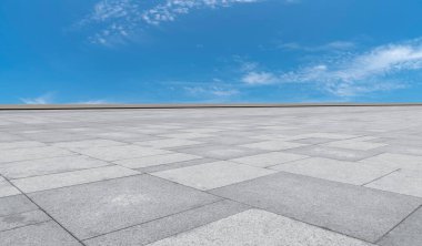 Boş Plaza Tuğlaları ve Güzel Doğal Manzara
