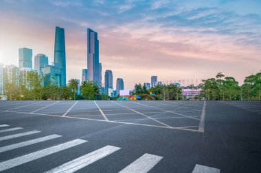 Hava yolu asfalt yolu ve ticari yapının ofis binası