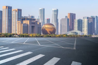 Hava yolu asfalt yolu ve ticari yapının ofis binası