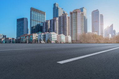 Hava yolu asfalt yolu ve ticari yapının ofis binası