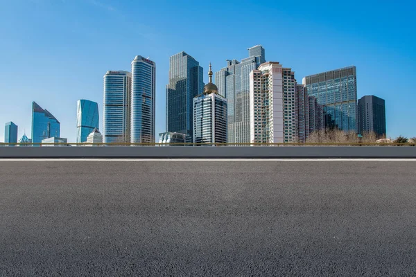 Perspectivas Autopista Pavimento Asfalto Comentarista Edificios Urbanos — Foto de Stock