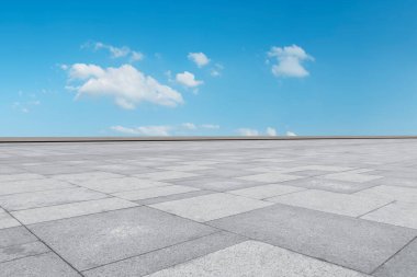 Boş karolar ve güzel gökyüzü manzarası