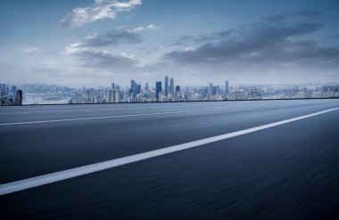 Panoramik şehir manzaralı boş yol