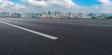 Yol kaldırımı ve Chongqing kentsel mimarisi ufuk çizgisi