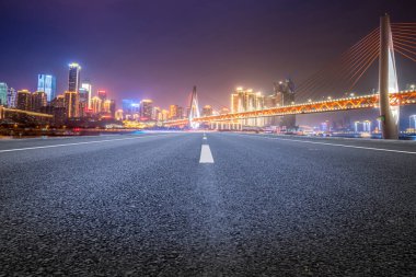 Yol Zemini ve Kentsel Skyline Mimarisi
