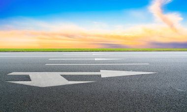 Boş otoyol asfalt yolu ve güzel gökyüzü manzarası