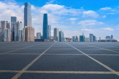 Yol kaldırımı ve Guangzhou şehir binaları ufuk çizgisi