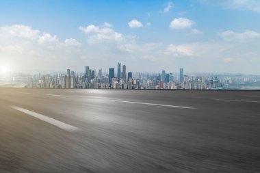 Yol kaldırımı ve Chongqing kentsel mimarisi ufuk çizgisi