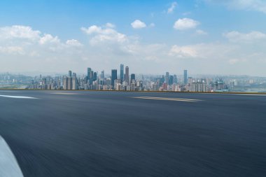 Yol kaldırımı ve Chongqing kentsel mimarisi ufuk çizgisi