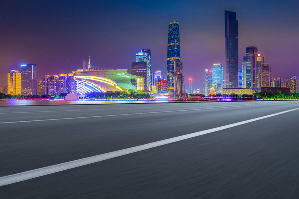 Дорожный тротуар и городские здания Гуанчжоу