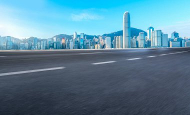 Hong Kon 'da modern şehir mimarisinin yol ve ufuk çizgisi