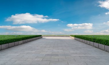 Boş karolar ve güzel gökyüzü manzarası
