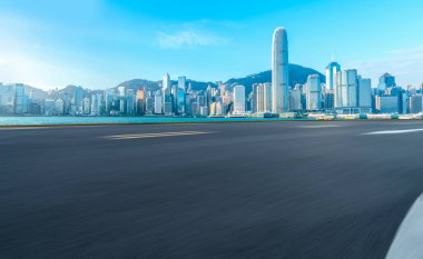 Hong Kon 'da modern şehir mimarisinin yol ve ufuk çizgisi