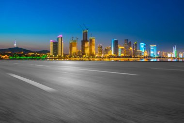 Qingdao Otoyolu 'nun ufuk çizgisi.