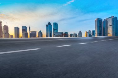 Qingdao 'daki Otoyol ve Çağdaş Şehir Mimarisinin Skyline' ı