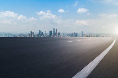 Yol kaldırımı ve Chongqing kentsel mimarisi ufuk çizgisi