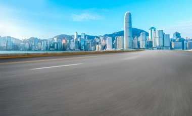 Hong Kon 'da modern şehir mimarisinin yol ve ufuk çizgisi