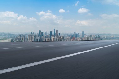 Yol kaldırımı ve Chongqing kentsel mimarisi ufuk çizgisi